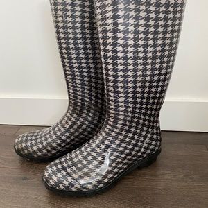 black and white Wind River rain boots, 7